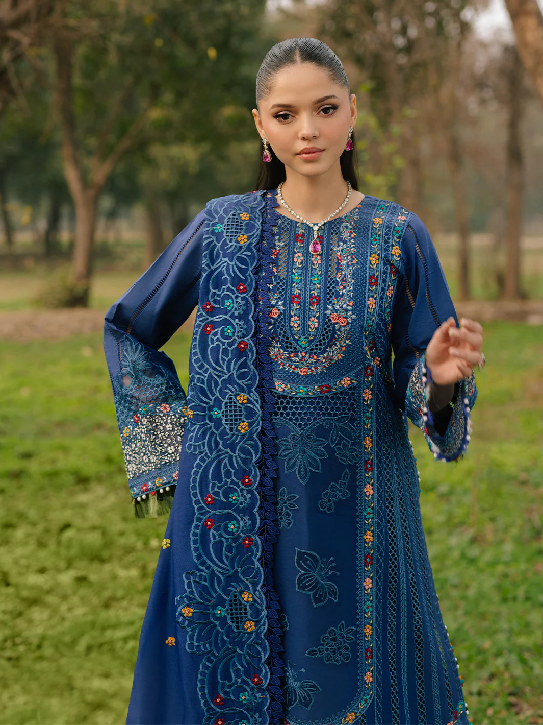 102 - B | 3 PC Luxury Lawn - Image 9