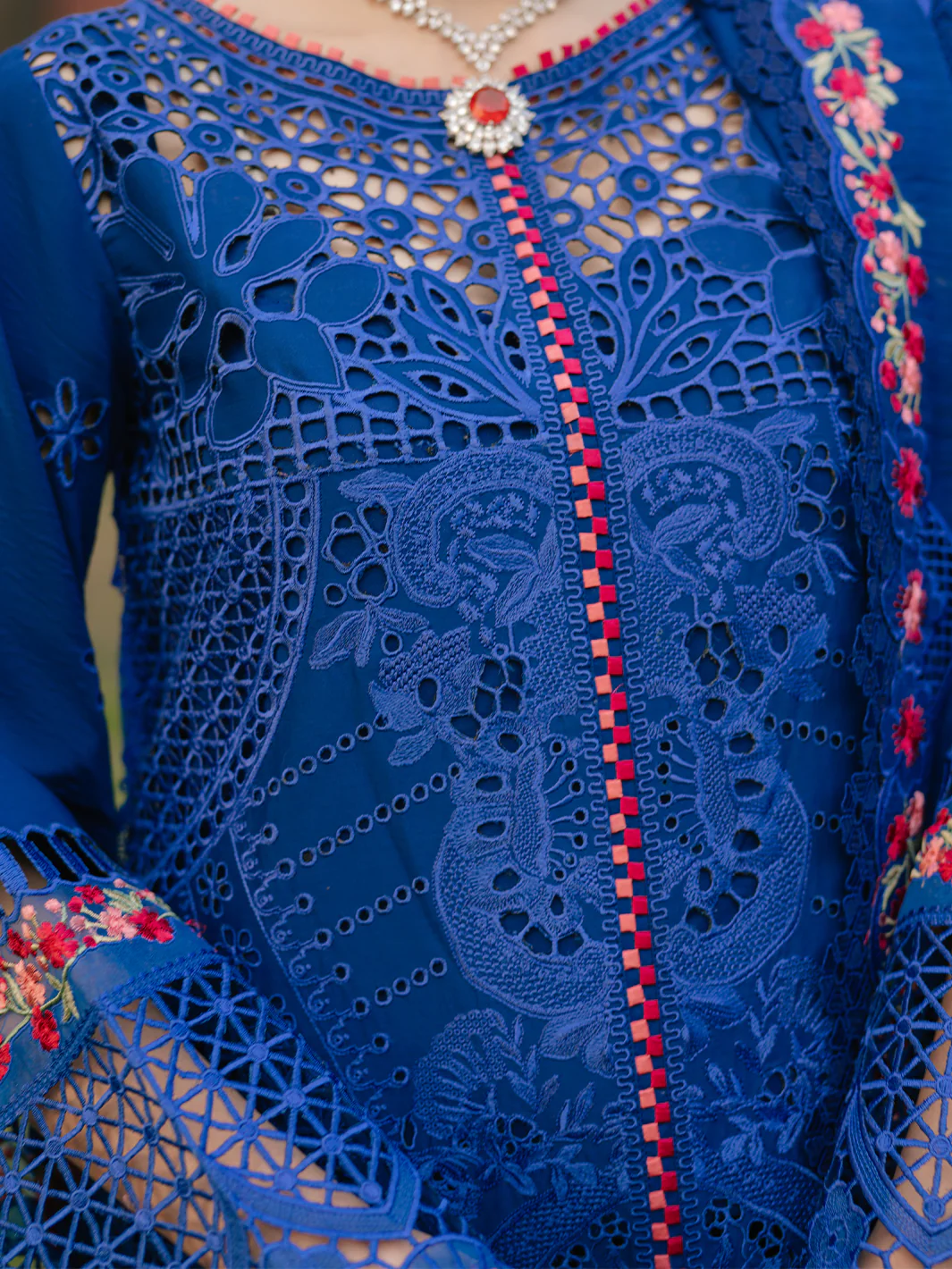106 - B | 3 PC Luxury Lawn - Image 5