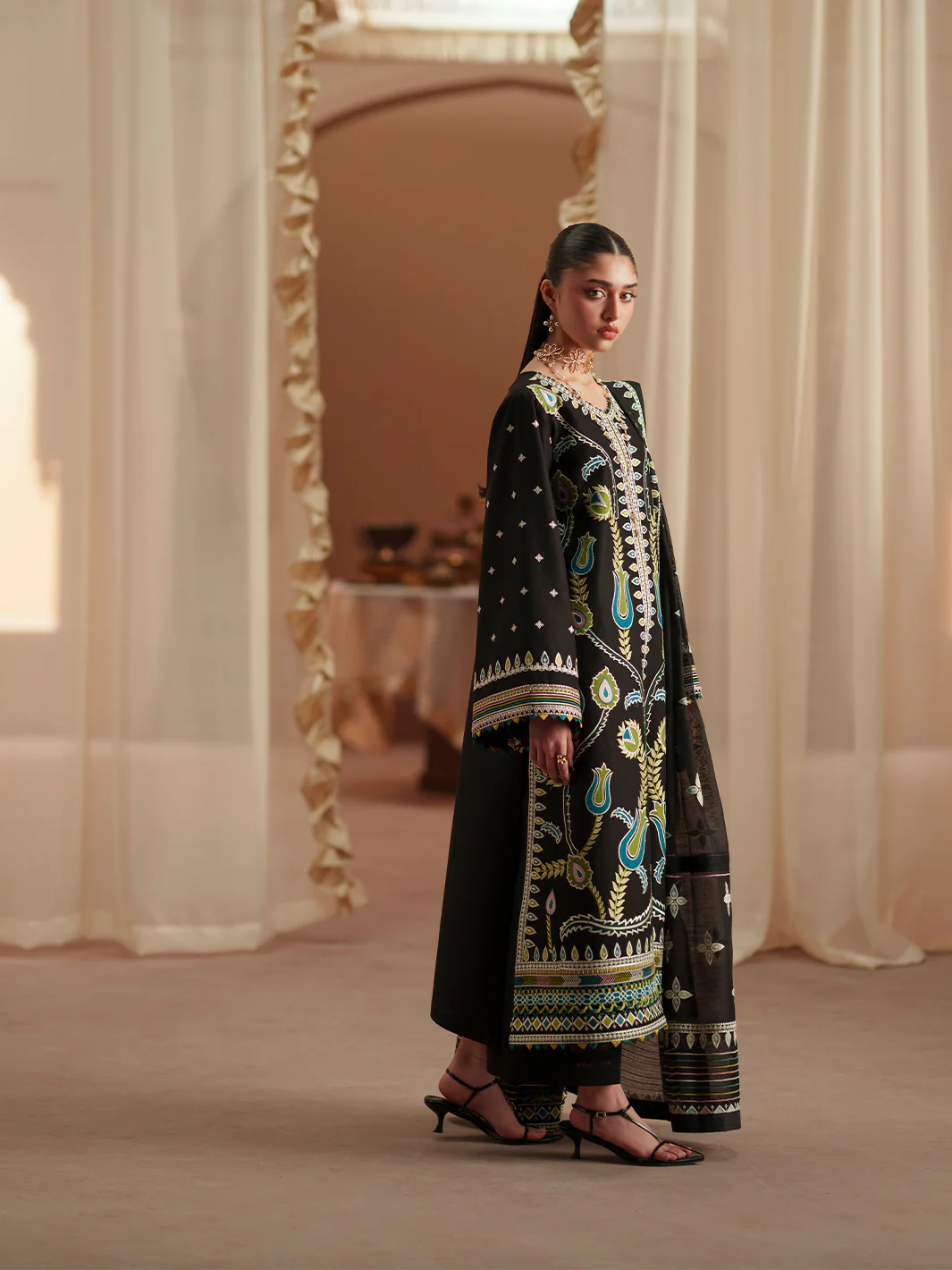 D-118-B | 3 PC Luxury Lawn - Image 3